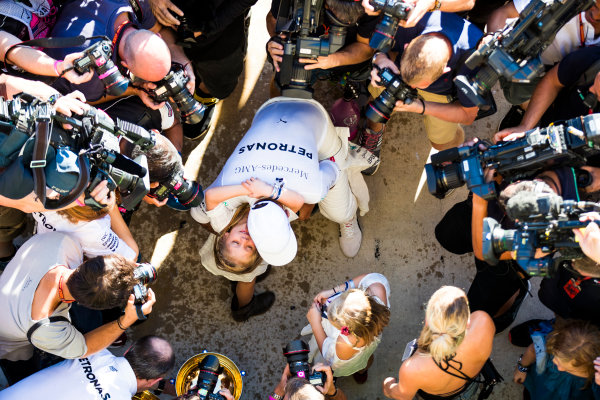 Circuit of the Americas, Austin, Texas, United States of America.
Sunday 22 October 2017.
Lewis Hamilton, Mercedes AMG, 1st Position, celebrates victory with friends.
World Copyright: Sam Bloxham/LAT Images 
ref: Digital Image _W6I8616