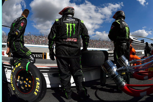 Monster Energy NASCAR Cup Series
Apache Warrior 400
Dover International Speedway, Dover, DE USA
Sunday 1 October 2017
Kurt Busch, Stewart-Haas Racing, Monster Energy/Haas Automation Ford Fusion crew
World Copyright: Rusty Jarrett
LAT Images Monster Energy NASCAR Cup Series
Apache Warrior 400
Dover International Speedway, Dover, DE USA
Sunday 1 October 2017
Kurt Busch, Stewart-Haas Racing, Monster Energy/Haas Automation Ford Fusion crew
World Copyright: Rusty Jarrett
LAT Images