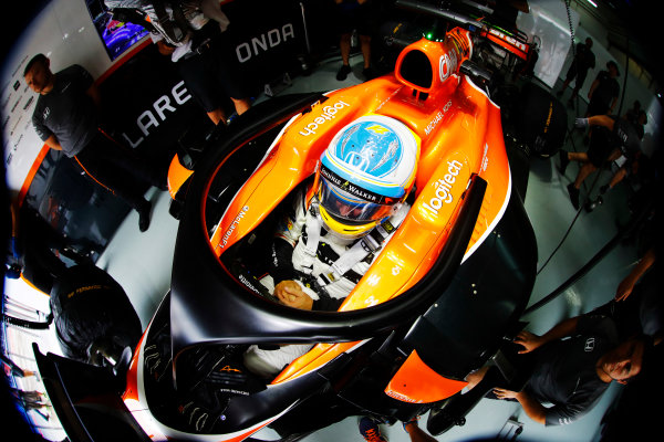 Sepang International Circuit, Sepang, Malaysia.
Friday 29 September 2017.
Fernando Alonso, McLaren, waits in cockpit in the team’s garage during FP1. The halo device is fitted to his car.
World Copyright: Steven Tee/LAT Images 
ref: Digital Image _R3I2884