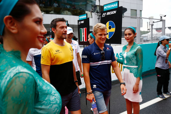Sepang International Circuit, Sepang, Malaysia.
Sunday 01 October 2017.
Jolyon Palmer, Renault Sport F1, and Marcus Ericsson, Sauber, walks through a corridor of grid girls.
World Copyright: Andy Hone/LAT Images
ref: Digital Image _ONY4445 Sepang International Circuit, Sepang, Malaysia.
Sunday 01 October 2017.
Jolyon Palmer, Renault Sport F1, and Marcus Ericsson, Sauber, walks through a corridor of grid girls.
World Copyright: Andy Hone/LAT Images
ref: Digital Image _ONY4445