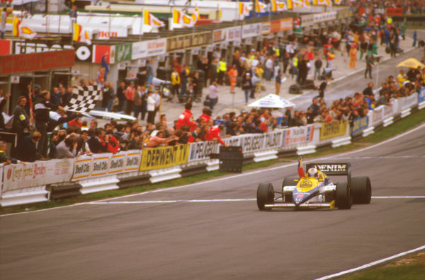 1985 European Grand Prix.
Brands Hatch, England.
4-6 October 1985.
Nigel Mansell (Williams FW10 Honda) punches the air after taking the chequered flag for his maiden Grand Prix victory.
Ref-85 EUR 07.
World Copyright - LAT Photographic