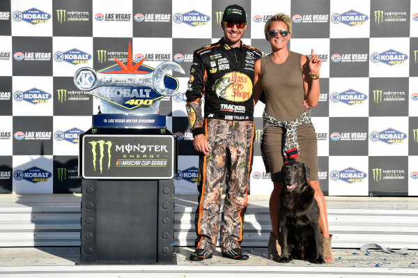 2017 Monster Energy NASCAR Cup Series - Kobalt 400
Las Vegas Motor Speedway - Las Vegas, NV USA
Sunday 12 March 2017
Martin Truex Jr, Bass Pro Shops/TRACKER BOATS Toyota Camry celebrates his win in Victory Lane
World Copyright: Nigel Kinrade/LAT Images
ref: Digital Image 17LAS1nk07882