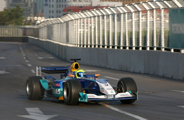 2004 Petronas Shanghai International Race Festival (DTM)
Shanghai, China. 17th - 18th July.
Felipe Massa in a Formula 1 Sauber Petronas C23 in action on the streets in a demonstration run.
World Copyright: Andre Irlmeier/LAT Photographic
ref: Digital Image Only



