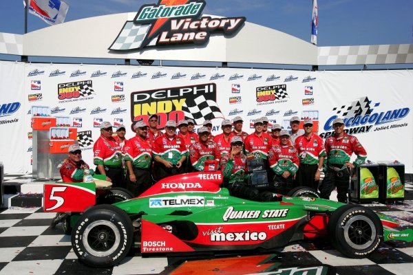 Adrian Fernandez (MEX), Fernandez Racing, wins the Delphi Indy 300.
IRL IndyCar Series, Rd14, Delphi Indy 300, Chicagoland Speedway, Jolliet, Illinois, USA. 11-12 September 2004.
DIGITAL IMAGE