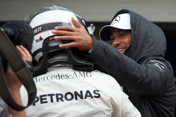 Interlagos, Sao Paulo, Brazil.
Saturday 11 November 2017.
Lewis Hamilton, Mercedes AMG, congratulates team mate Valtteri Bottas, Mercedes AMG, on securing pole.
World Copyright: Steve Etherington/LAT Images 
ref: Digital Image SNE16737