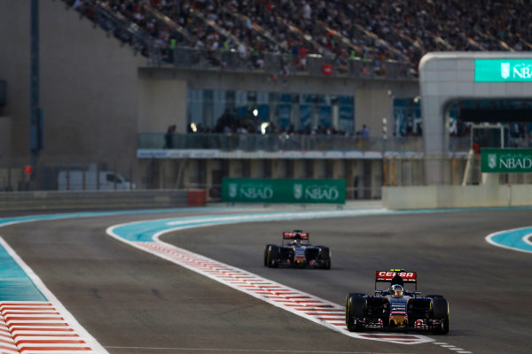 Yas Marina Circuit, Abu Dhabi, United Arab Emirates.
Sunday 29 November 2015.
Carlos Sainz Jr, Toro Rosso STR10 Renault, leads Max Verstappen, Toro Rosso STR10 Renault.
World Copyright: Sam Bloxham/LAT Photographic
ref: Digital Image _SBL8776 Yas Marina Circuit, Abu Dhabi, United Arab Emirates.
Sunday 29 November 2015.
Carlos Sainz Jr, Toro Rosso STR10 Renault, leads Max Verstappen, Toro Rosso STR10 Renault.
World Copyright: Sam Bloxham/LAT Photographic
ref: Digital Image _SBL8776