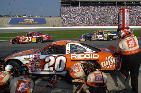 Leader Tony Stewart makes a early pit stop as Hut Stricklin and Michael Waltrip speed by on pit road. Note hockey helmets worn by the front wheel changer and jack man.
NASCAR Winston Cup NAPA 500 18 November,2001 Atlanta Motor Speedway, Hampton,GA, USA Copyright-Lori M. Spitler 2001 LAT PHOTOGRAPHIC Leader Tony Stewart makes a early pit stop as Hut Stricklin and Michael Waltrip speed by on pit road. Note hockey helmets worn by the front wheel changer and jack man.
NASCAR Winston Cup NAPA 500 18 November,2001 Atlanta Motor Speedway, Hampton,GA, USA Copyright-Lori M. Spitler 2001 LAT PHOTOGRAPHIC