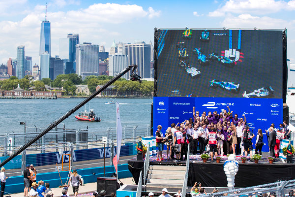 2016/2017 FIA Formula E Championship.
Round 10 - New York City ePrix, Brooklyn, New York, USA.
Sunday 16 July 2017.
Winner Sam Bird (GBR), DS Virgin Racing, Spark-Citroen, Virgin DSV-02, celebrates on the podium with Felix Rosenqvist (SWE), Mahindra Racing, Spark-Mahindra, Mahindra M3ELECTRO, and Nick Heidfeld (GER), Mahindra Racing, Spark-Mahindra, Mahindra M3ELECTRO.
Photo: Sam Bloxham/LAT/Formula E
ref: Digital Image _W6I3666