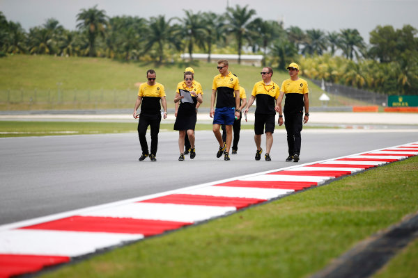 Sepang International Circuit, Sepang, Malaysia.
Thursday 28 September 2017.
Sergey Sirotkin, test and development driver, Renault, conducts a track walk with colleagues.
World Copyright: Zak Mauger/LAT Images 
ref: Digital Image _X0W6763