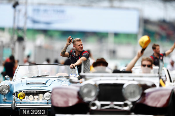 Sepang International Circuit, Sepang, Malaysia.
Sunday 01 October 2017.
Kevin Magnussen, Haas F1, waves to fans from an Austin Healey on the drivers’ parade.
World Copyright: Glenn Dunbar/LAT Images 
ref: Digital Image _X4I2351